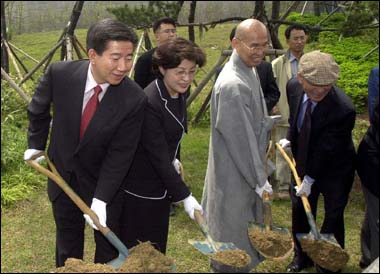 지난 5월초 식수행사에 참석한 권양숙씨. ⓒ 오마이뉴스 이종호 